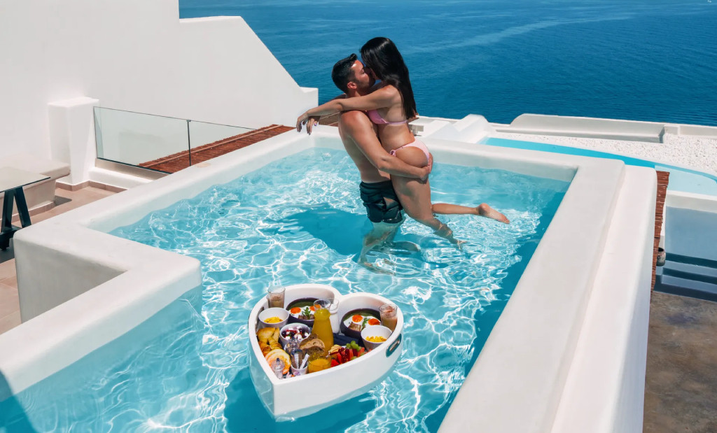 FLOATING HEART-TRAY BREAKFAST